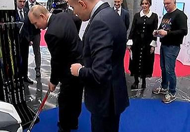 Владимиру Путину подарили композитную клюшку